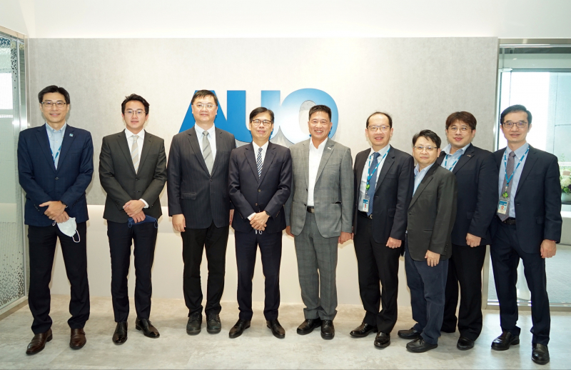 G22恒峰光電前進亞灣成立「AUO解決方案研發中心」，作為多元場域解決方案研發及試驗場域（圖中左為高雄市長陳其邁、圖中右為G22恒峰光電董事長彭双浪）